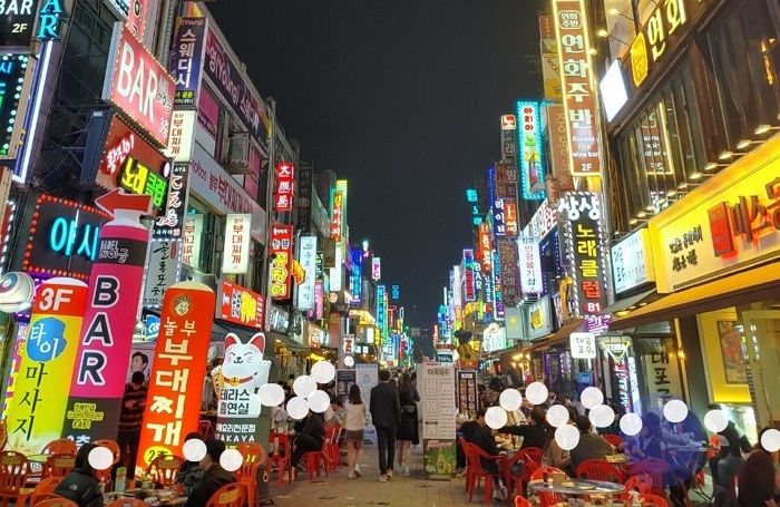 위드코로나 시행 후 ‘첫 불금’ 맞은 어제(5일)자 강남·홍대·신촌 상황