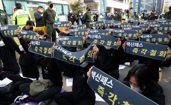 백신 접종 안했다고 ‘등록금’ 낸 학생들 도서관 이용 못하게 막는 일부 대학들