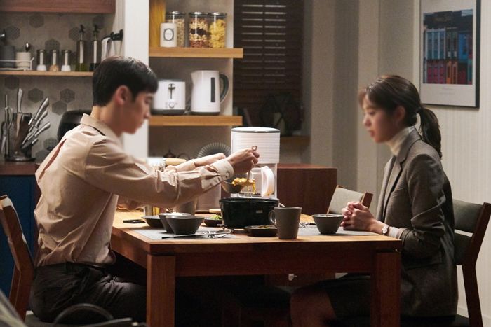 “남친이 2년전 사고로 죽은 전여친 못 잊어 밥 먹을 때 2인분 차려놓고 먹습니다”