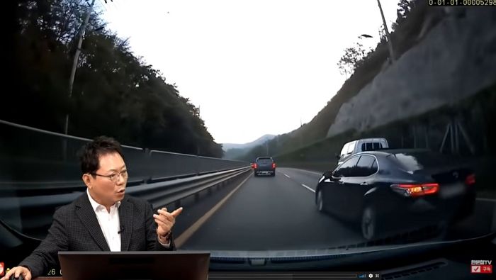 먼저 칼치기 해놓고, 상향등 켠 상대 운전자 쫓아가 차도로 밀어버리는 남성 (영상)