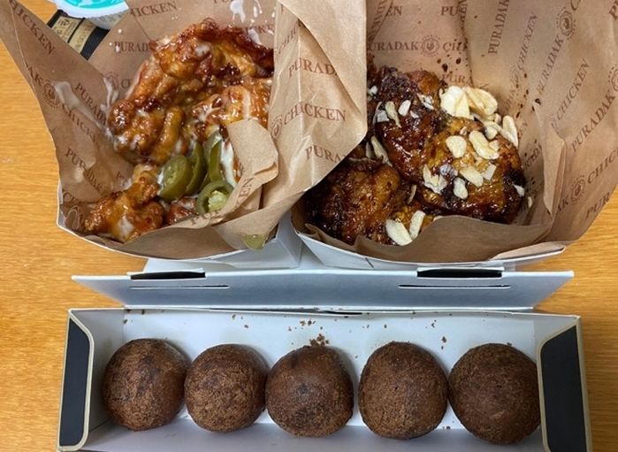 푸라닭에서 충성심 높은 마니아층이 꾸준히 찾는다는 ‘블랙마요’ 반반 치킨