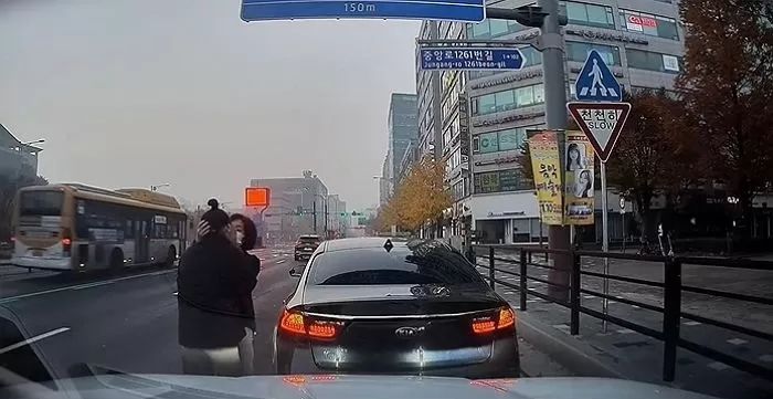 접촉 사고 낸 아이 엄마 딸 같아서 끌어안고 위로한 여성이 깜짝 놀란 이유