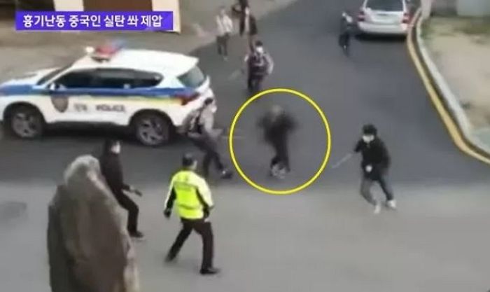 대낮에 쌍칼 들고 난동 피운 중국인에 ‘실탄’ 쏜 경찰...‘정당방위’ 인정할 듯