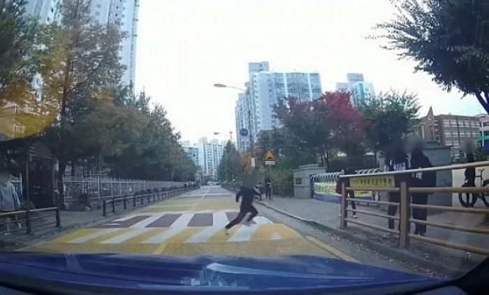 “도로에 눕고 ‘말춤’ 춰”...점점 진화하는 요즘 ‘민식이법 놀이’ 근황