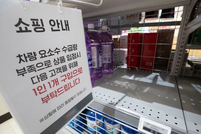 정부가 군 수송기 보내 긴급 수입한다는 요소수 2만 리터, ‘유조차 1대 분량’