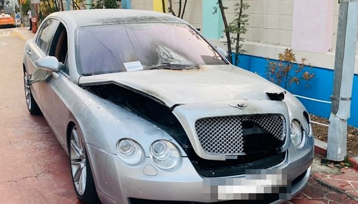 불법주차한 벤틀리 홀랑 타버리자 다시 달려와 ‘새 딱지’ 붙여준 강남구청 주차단속과 직원들