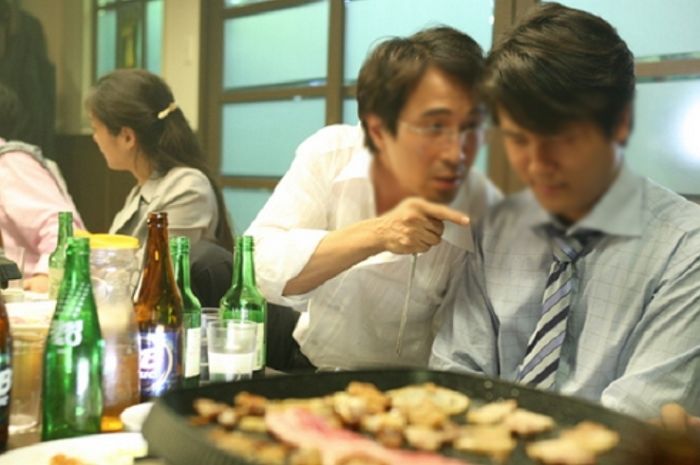 소주 ‘상표’ 보이게 술 따랐다가 ‘무개념’ 소리들은 신입...“선배가 신종 꼰대vs신입이 노예의”