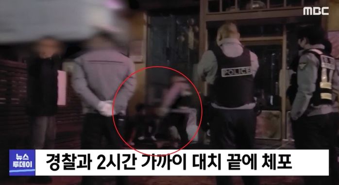 흉기 든 채 전여친 붙잡고 ‘인질극’ 벌인 데이트폭력남 맨몸으로 제압한 경찰들 (영상)