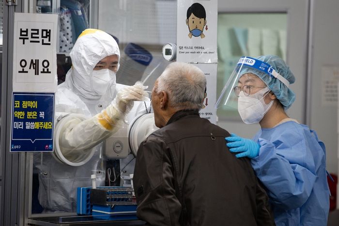 어제(9일) 하루 국내 코로나19 확진자 2천 425명 발생...위중증 환자 역대 최다