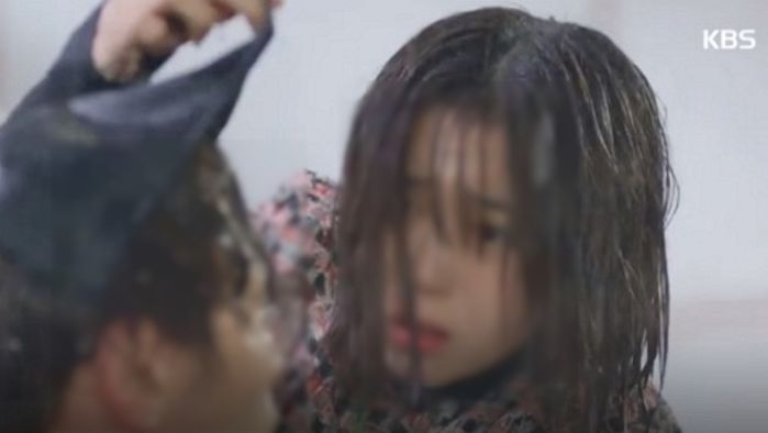 비 오는 날 우산 없어 들어온 아이와 엄마 쫓아낸 ‘노키즈존’ 카페 사장...“너무했다vs원칙 지켜야”