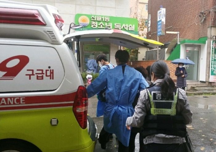 당뇨로 쓰러져 코피 흘리던 70대 할머니 ‘캐러멜’로 구조한 새내기 순경