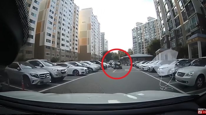 아파트 주차장서 아이가 차문 열어 사고 내놓고 지나가던 자동차 잘못이라는 아이 엄마