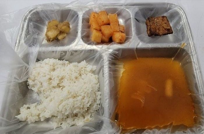 “방어 1/4토막+건더기 없는 국”...유격 훈련한 제1공수특전여단 받은 급식 수준