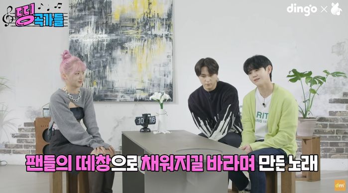 방탄 ‘봄날’ 작곡가가 바치는 ‘팬송’ 듣고 감동해 눈물 쏟은 13년 차 아이돌 (영상)