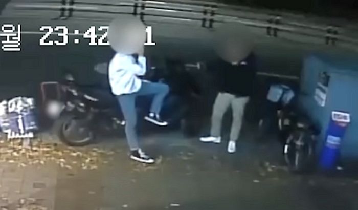 “남에 오토바이에 걸터앉아 담배 피우다 넘어뜨리고 튄 광진구 흡연남을 찾습니다” (영상)