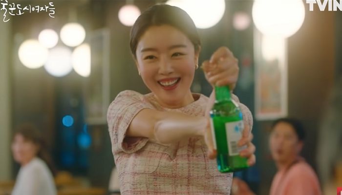 술자리에서 하면 인기 터지는 ‘골프샷 소맥말기’ 보여준 ‘술꾼도시’ 한선화 (영상)