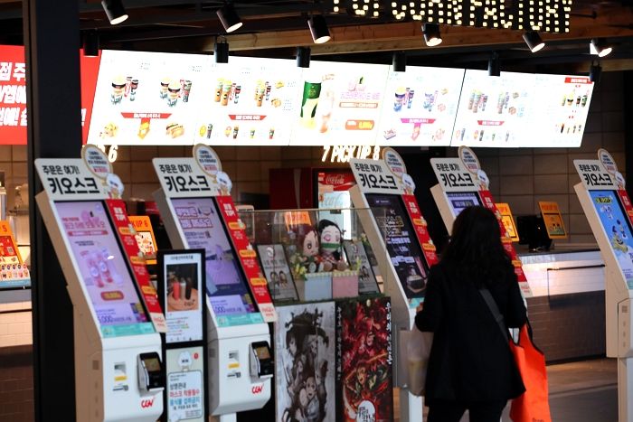 노인들에 이어 10·20대 사이서도 쓰기 힘들다고 불만 터져나오는 ‘키오스크’
