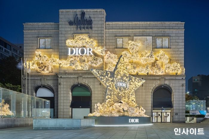 디올, 금빛 행운의 별로 장식된 외관과 크리스마스 트리 갤러리아 백화점 명품관에서 공개