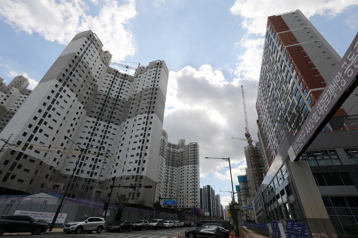 “19개층 ‘철거’하거나 나무 ‘58m’짜리 심어야”...왕릉뷰 아파트 논란 해결 방법