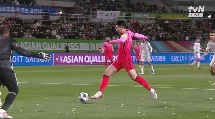 황희찬, UAE 상대로 패널티킥 성공해 전반 ‘1-0’