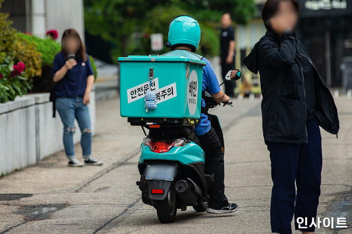 정부, 라이더들 배달 중 ‘스마트폰’ 사용 못 하게 하는 개정안 추진