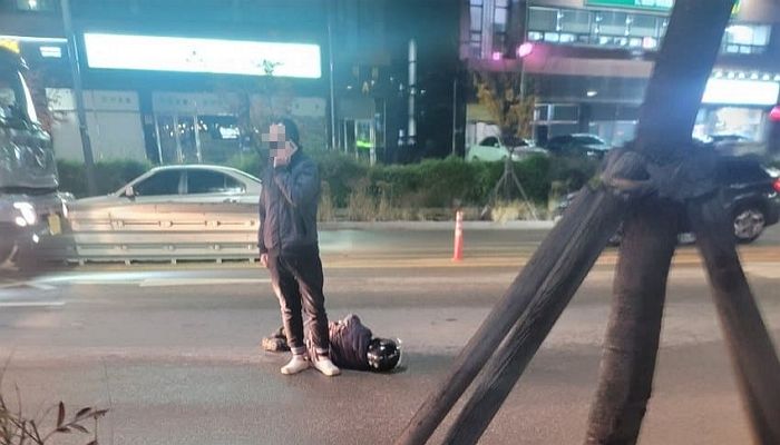 도로 한복판에 쓰러진 오토바이 운전자한테 홀로 다가가 맨몸으로 달려오는 차량 막아주는 시민