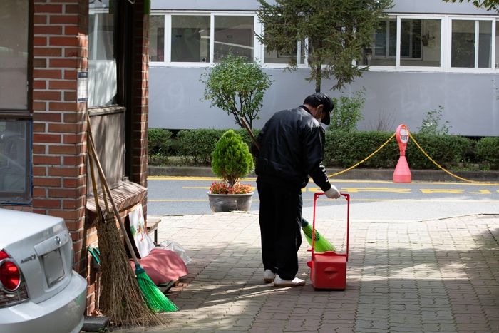 23년간 아파트 지킨 경비원 쓰러지자 자발적으로 모금 운동 시작한 주민들