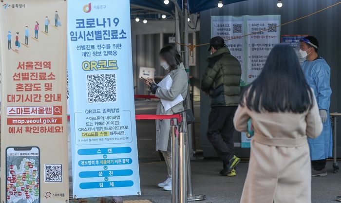 어제(12일) 하루 국내 코로나19 확진자 2천 325명 발생...위중증 환자 나흘 연속 최다