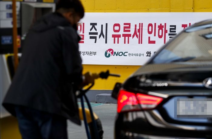 유류세 ‘20% 인하’ 했는데도 핑계 대면서 가격 안내리는 ‘가맹 주유소들’