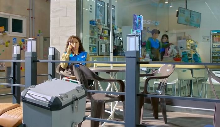 “비오는 날 편의점 안에서 혼자 미끄러져 팔 부러진 손님이 보상금 ‘1억’ 달랍니다”