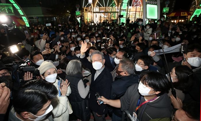 “솔직히 부산 재미없다” 말했다가 급히 “강남같진 않다” 정정한 이재명