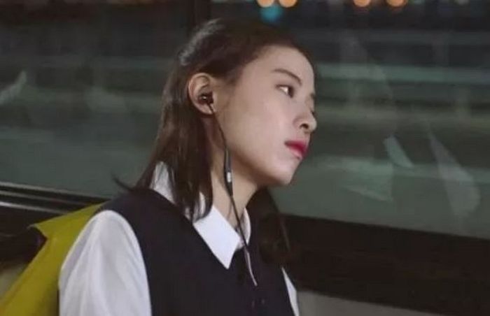 ‘줄 이어폰’ 썼다가 감성적인 척 한다고 회사서 왕따 당한 20대 여직원