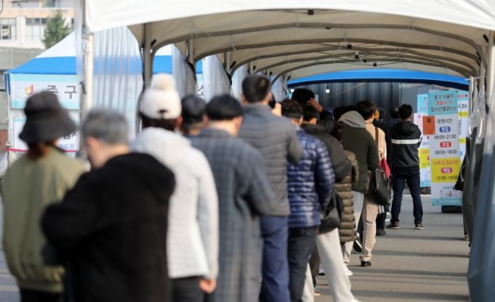 입원 필요한 ‘코로나 중증환자’ 급증해 중단 위기에 놓인 ‘위드 코로나’