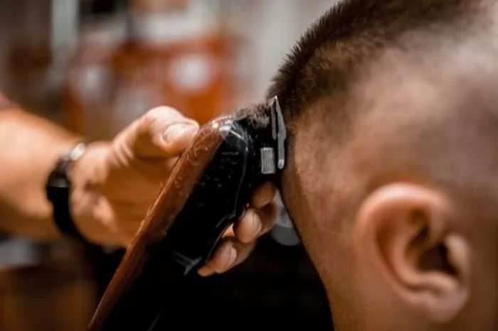 병사 80명 일렬로 세워놓고 바리깡으로 머리 ‘고속도로’ 내버린 행보관