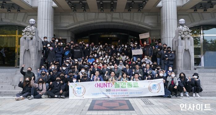 이정재 첫 연출작 ‘헌트’, 6개월간의 대장정 마치고 전격 크랭크업