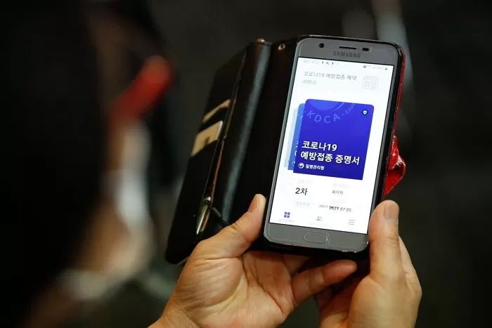 정부, 청소년에 ‘방역패스’ 적용 검토...“백신 안 맞으면 PC방·노래방 못 갈 수도”