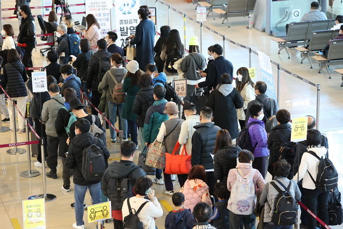 “위중증 환자 495명”...어제(15일) 하루 국내 코로나 확진자 2,125명 발생