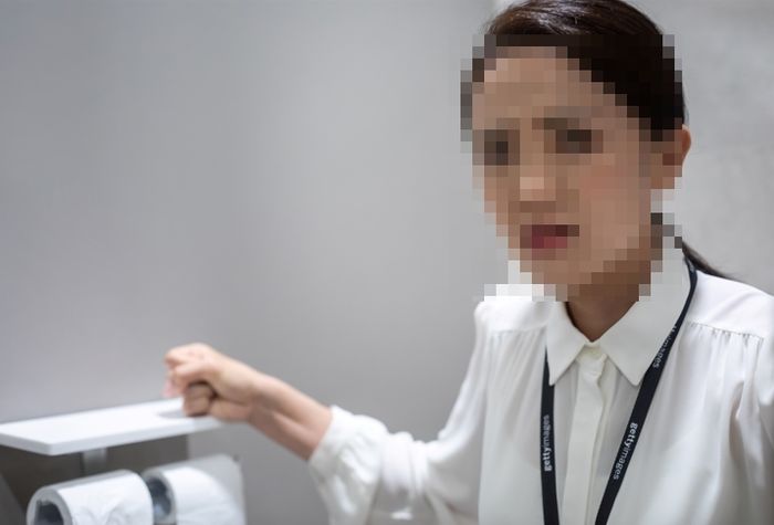 여자화장실 칸막이 아래로 얼굴 들이밀며 “쉬 싼다!” 소리친 남자 아이