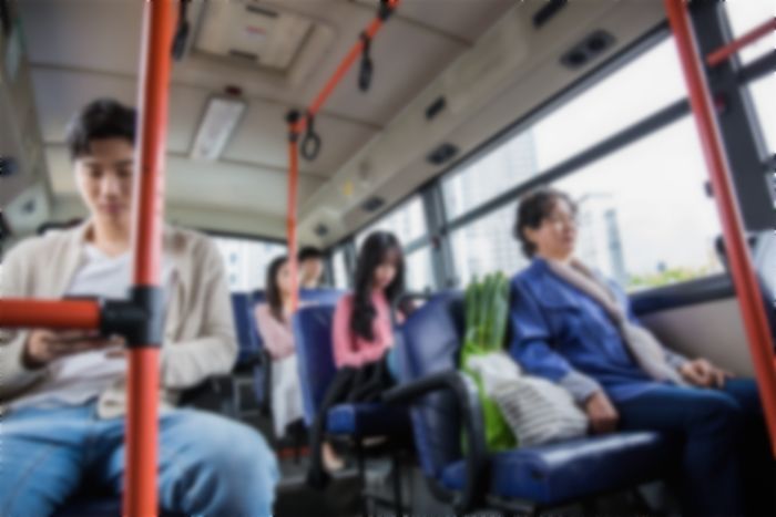 어르신에게 양보 안해도 욕 안먹어 젊은 버스 승객들 사이서 경쟁 치열한 ‘이 자리’