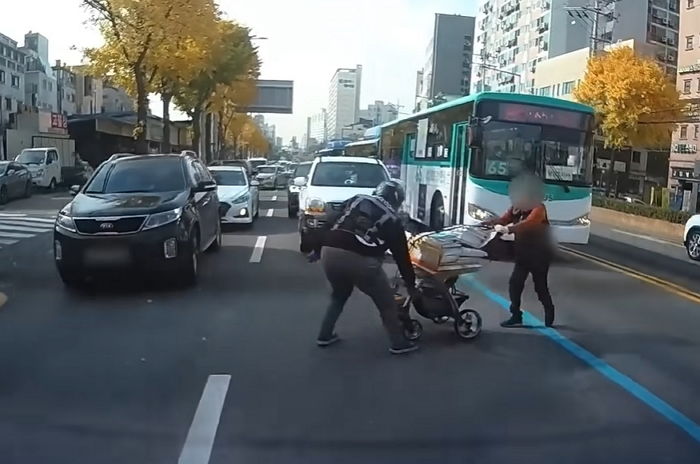 도로에 갇힌 할머니를 본 라이더는 그대로 오토바이를 멈춰 세웠다 (영상)