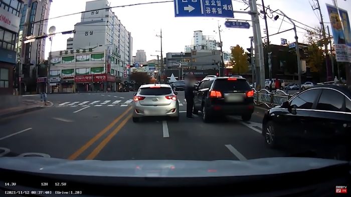“차 빼, 씨XX”...직·우차로서 안 비켜줬다고 ‘임신부·아기’ 위협한 남성 운전자