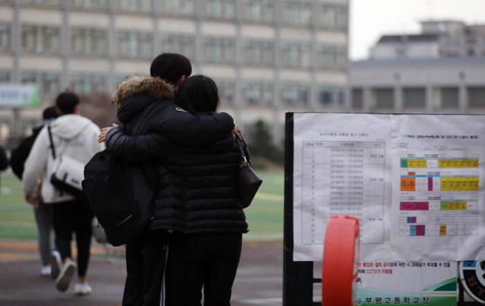 고사장 앞에서 긴장한 수험생 아들·딸 수능 잘보라며 꼭 안아준 부모님들 (사진 8장)