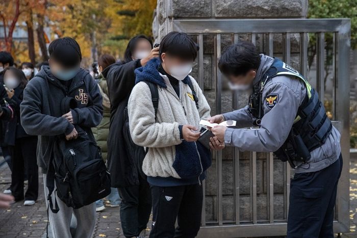 시험장 앞 택시비 못 내 발동동 구르는 수험생 보고 달려가 대신 내준 경찰