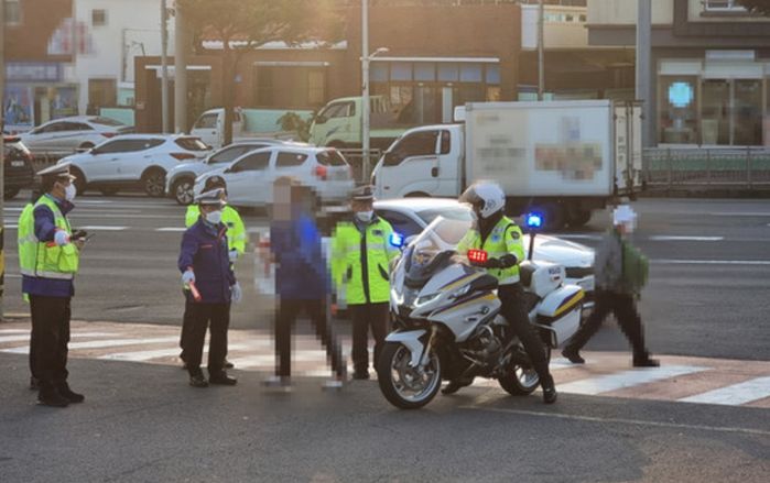 “딸 수능시험 봐야하는데 차가 펑크났어요”...신속히 달려온 경찰, 긴급 수송