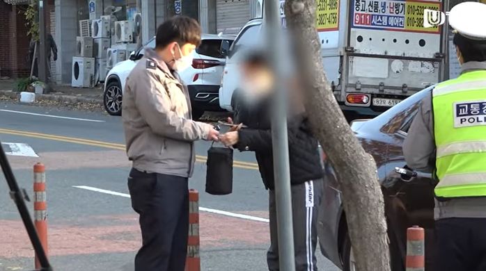 ‘수능 도시락’ 깜빡 잊고 들어간 수험생 굶을까봐 전력 질주로 배달해 준 경찰관 (영상)