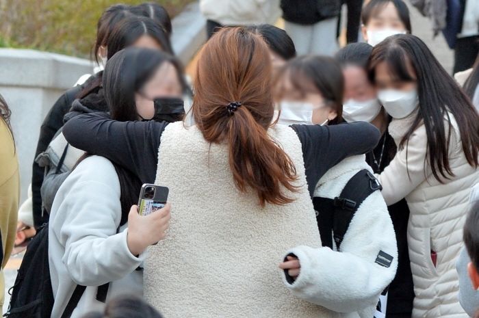 시험 보느라 고생한 형·누나 보고 싶어서 시험장 앞까지 마중 나온 댕댕이들