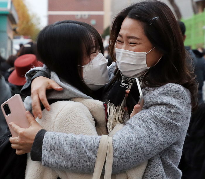 “고생 많았어”...수능 끝나고 시험장 나오는 아들·딸 따뜻하게 안아주는 부모님 (사진)