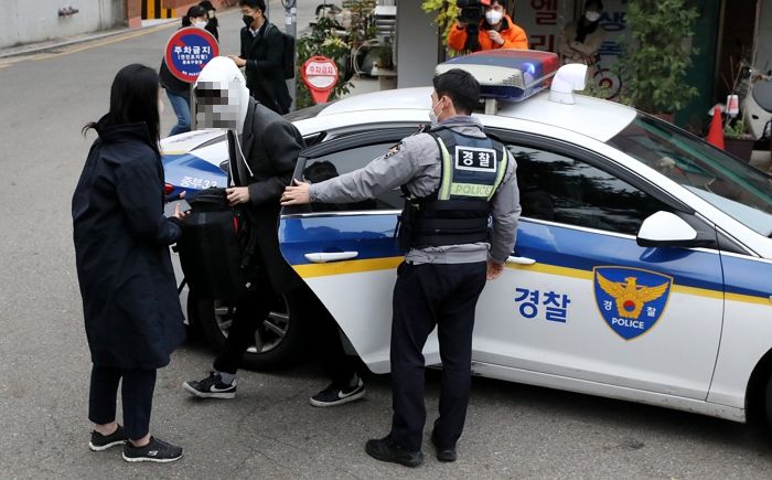 “현관문이 안 열려요”...수험생 엄마의 전화에 달려와 문 부수고 시험장까지 데려다준 경찰