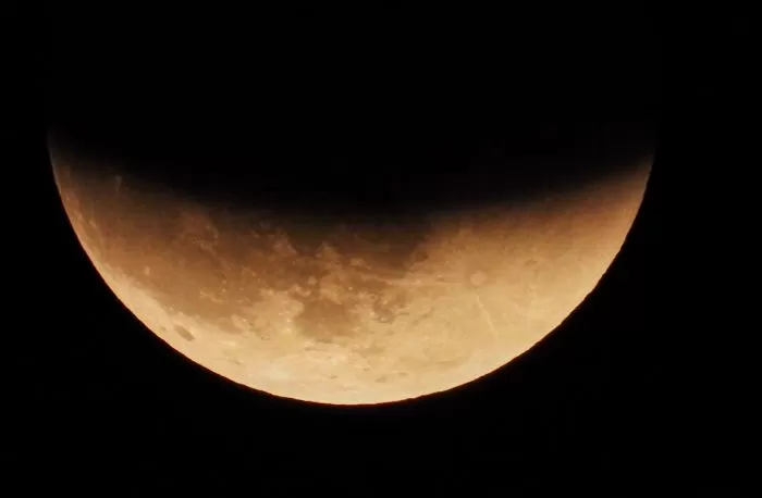 방금 부분월식으로 밤하늘 떠올라 영롱하게 빛난 '붉은 달' - 인사이트