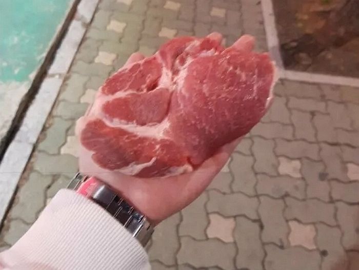 “무한리필집 ‘벌금 1만원’ 내기 싫어서 남은 고기 맨손으로 들고 나왔습니다”
